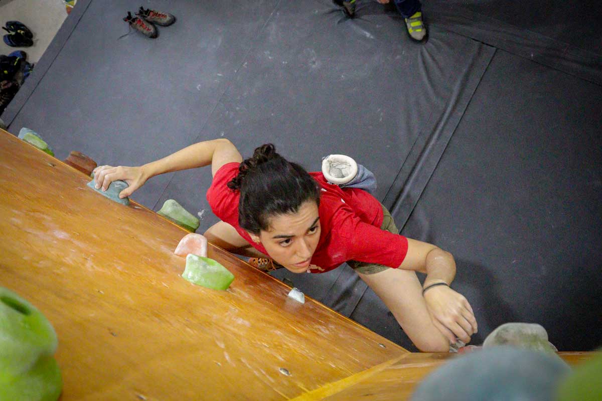 escaladora mulher escalando garota são carlos boulder ginásio indoor escalada