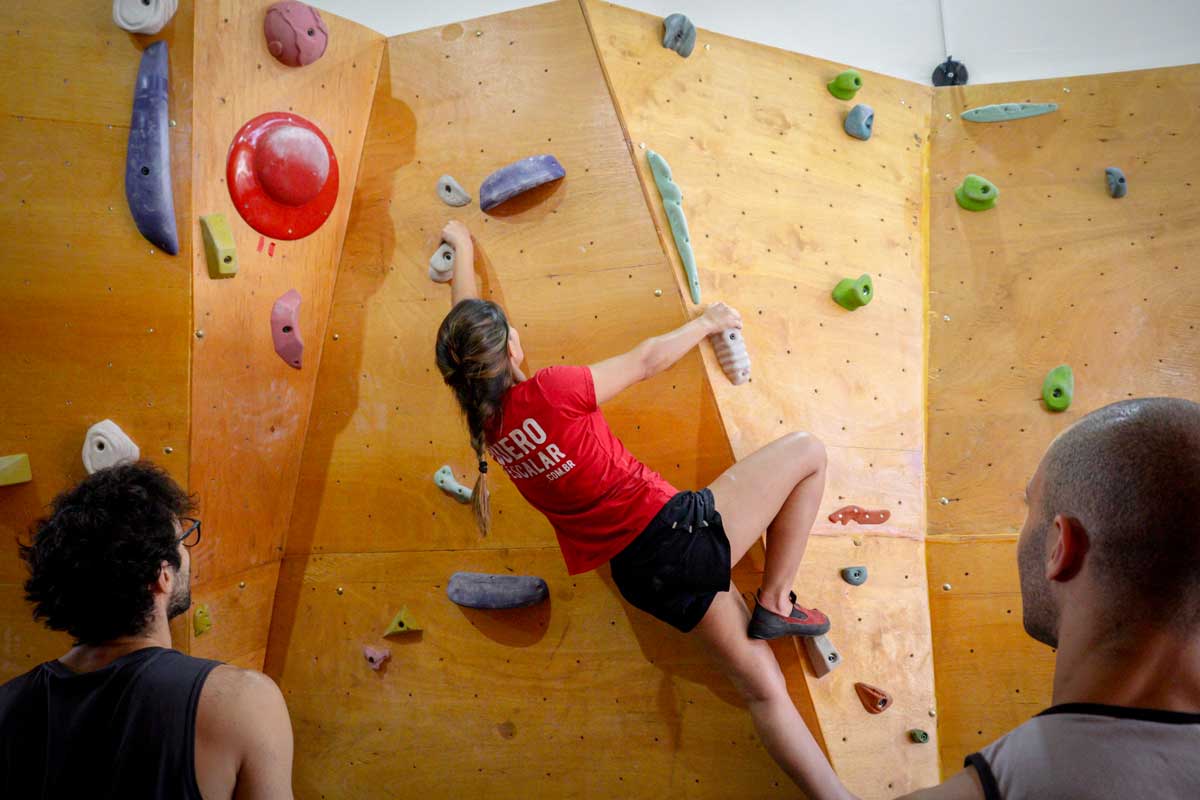 garota escalando boulder ginásio indoor quero escalar
