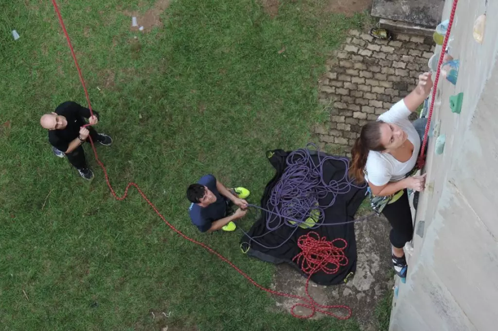 Garota escalando na parede de escalada ufscar caixa d'agua curso