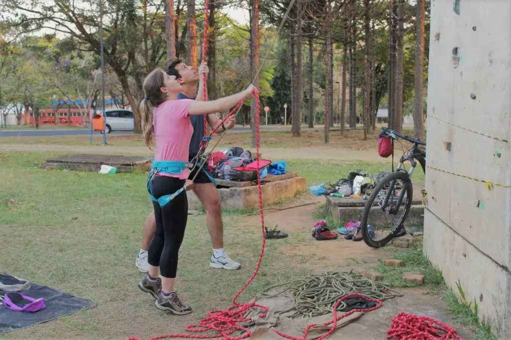 Bárbara e Mateus treinando fazer a segurança para o escalador